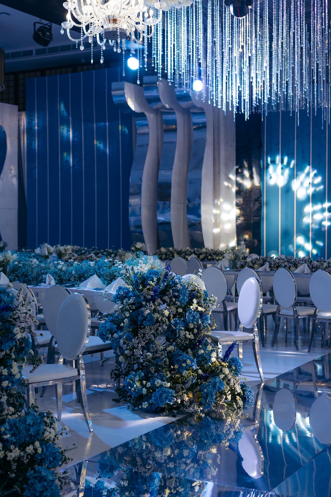 Blue floral table arrangement with crystal reflections — luxury wedding Tanzania